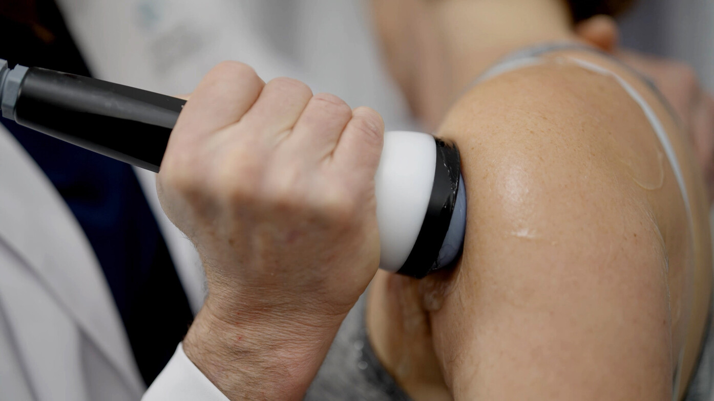 StemWave Therapy treating shoulder pain